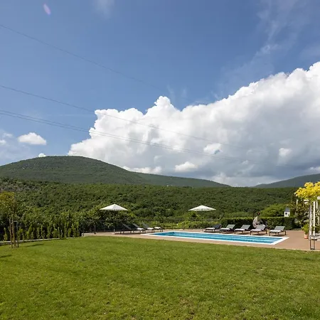 Nada Apartment Sinj